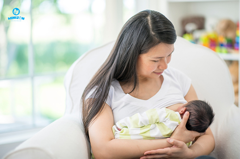 Cho con bú tư thế ôm nôi Cho con bú tư thế ôm nôi