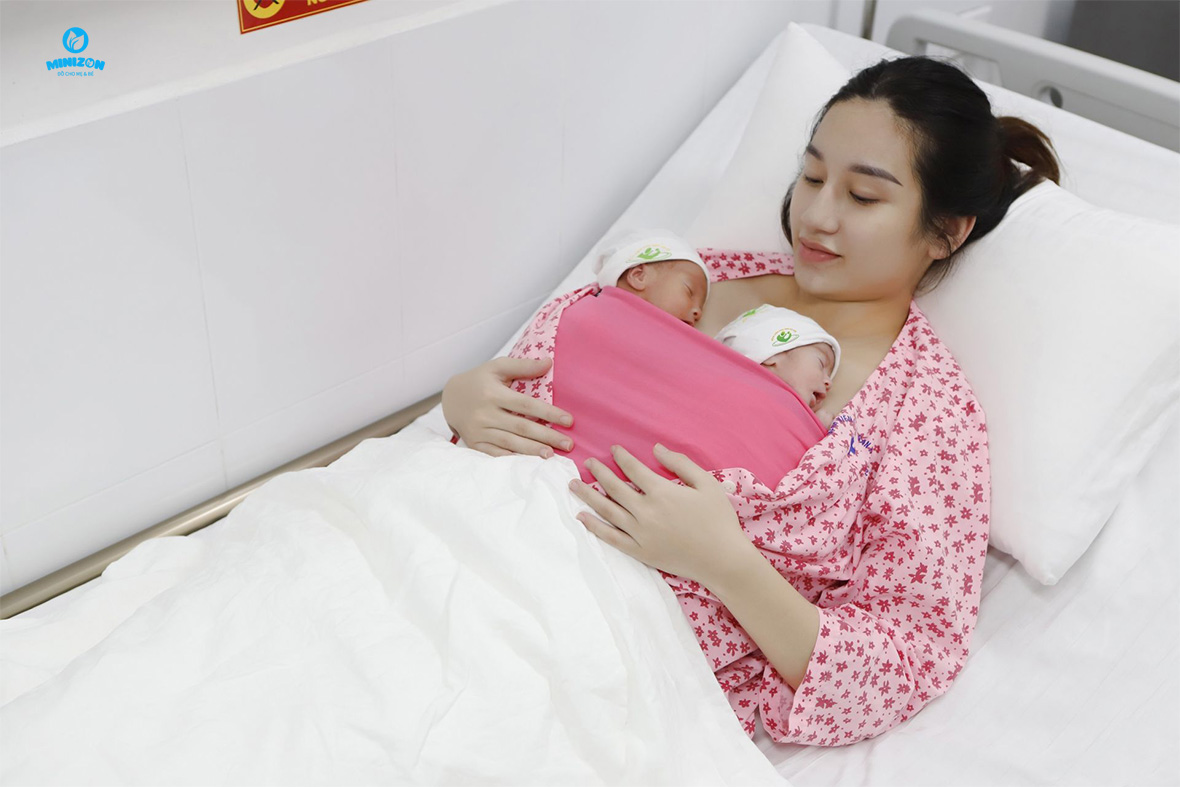 Lợi ích của việc da kề da mẹ sau sinh Lợi ích của việc da kề da mẹ sau sinh