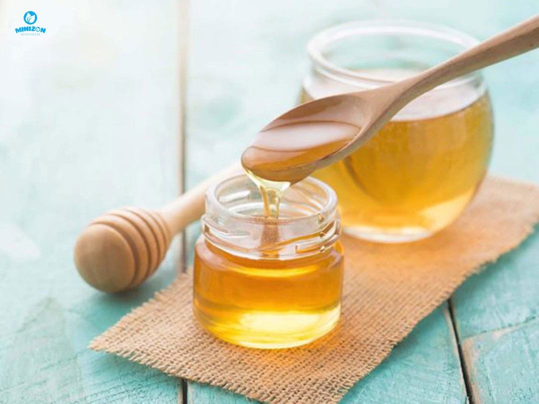 Bôi mật ong làm cách chữa nứt cổ gà