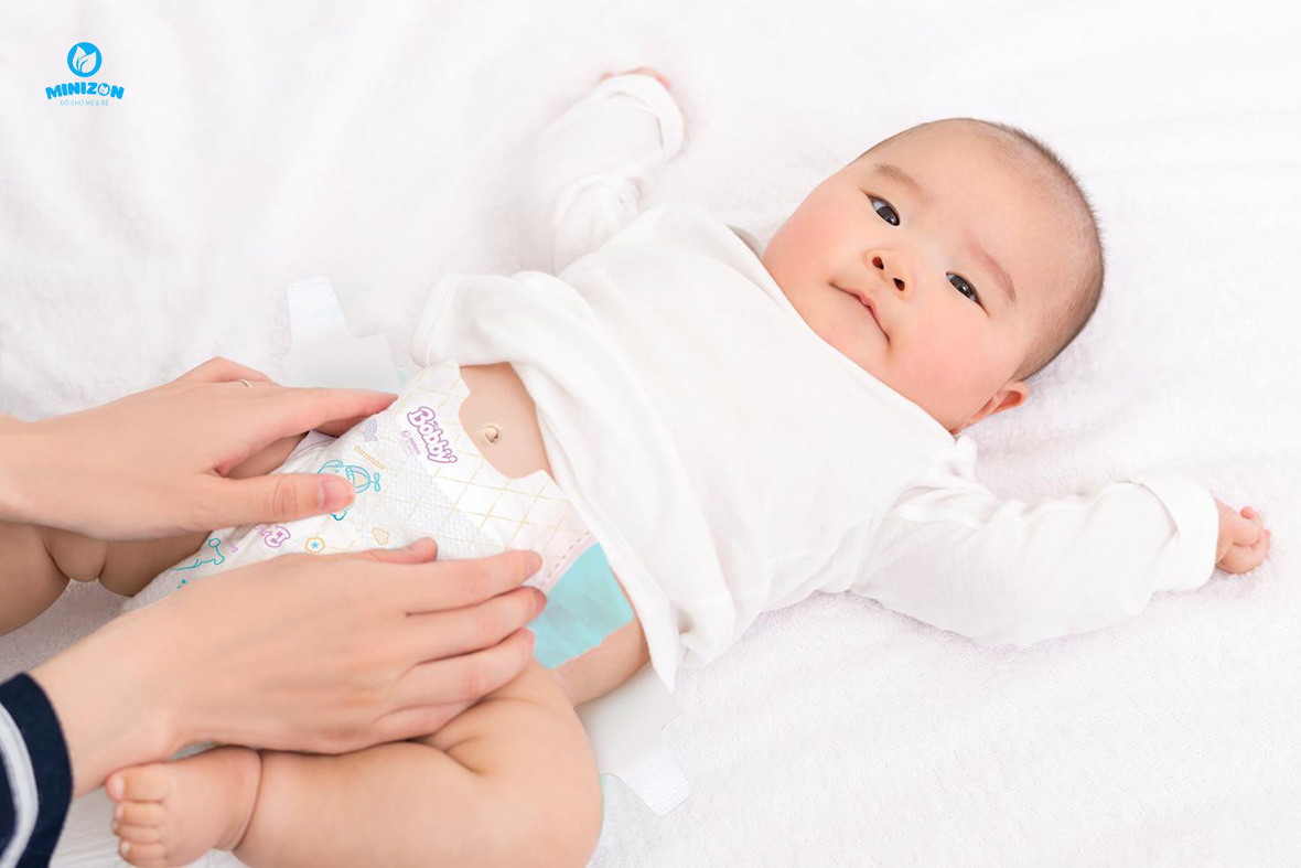 Cách thay tã miếng lót cho trẻ sơ sinh Cách thay tã miếng lót cho trẻ sơ sinh