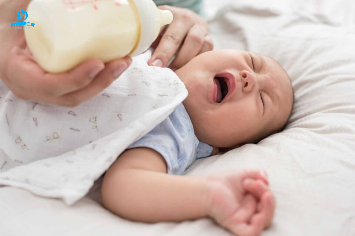 Cho bé bú bình sớm Cho bé bú bình sớm