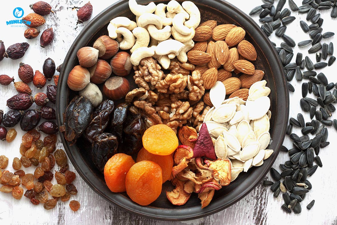 Hạt lanh và trái cây khô Hạt lanh và trái cây khô