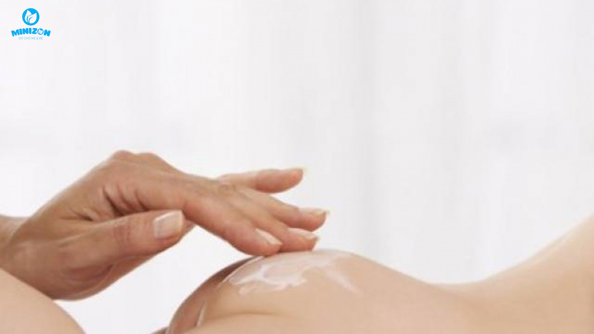Áo quá sát gây hăm ở trẻ nhỏ Áo quá sát gây hăm ở trẻ nhỏ