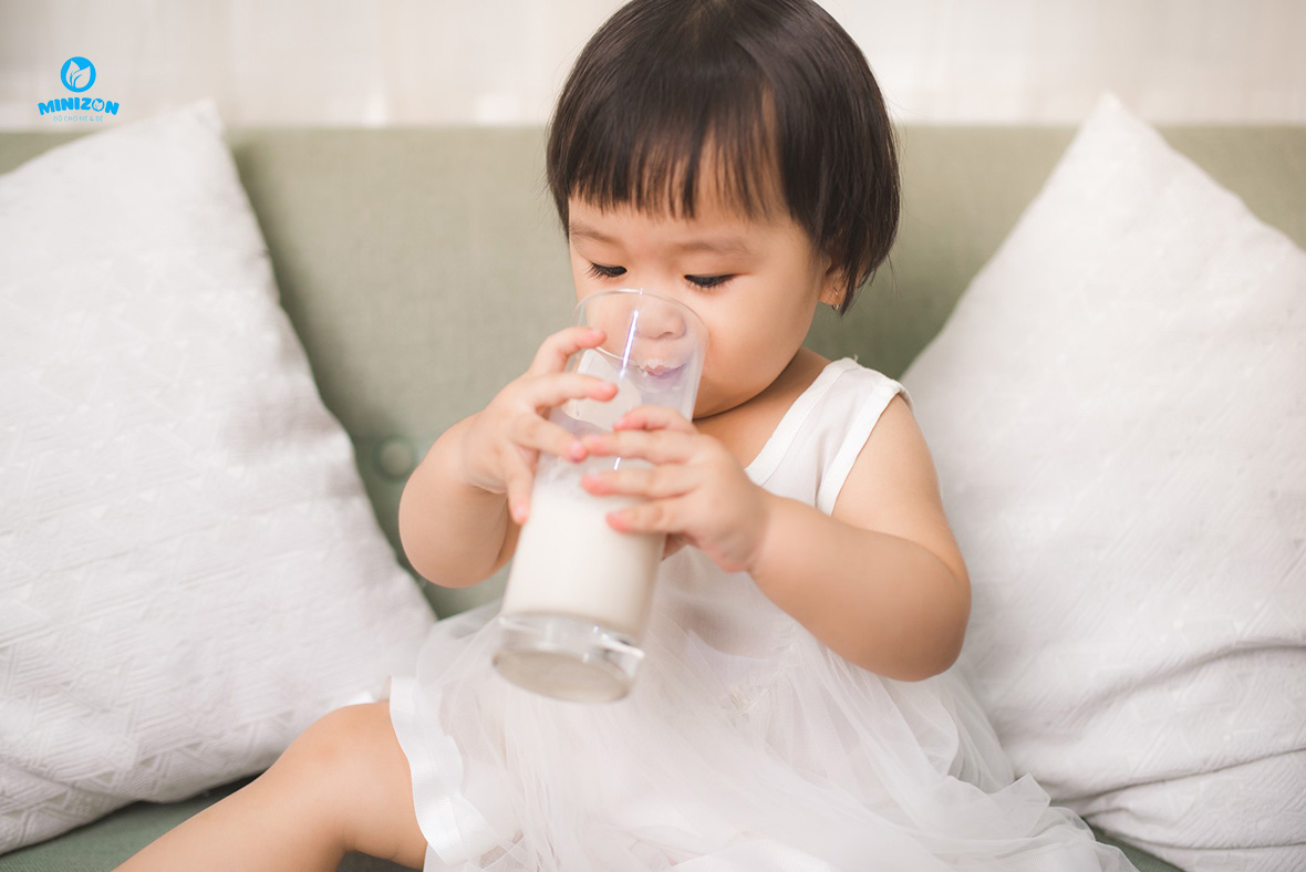 Sữa non giúp bé tăng trưởng và phát triển Sữa non giúp bé tăng trưởng và phát triển