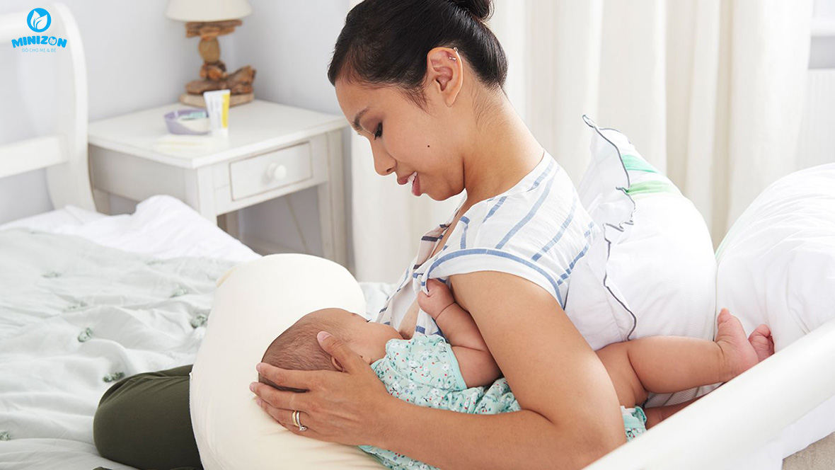 Tư thế kiểu giữ nôi cho con bú thoải mái Tư thế kiểu giữ nôi cho con bú thoải mái