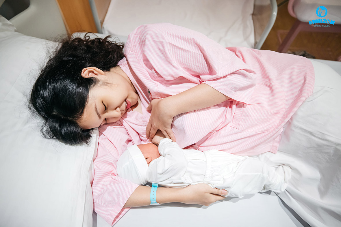 Tư thế nằm cho con bú đúng cách Tư thế nằm cho con bú đúng cách