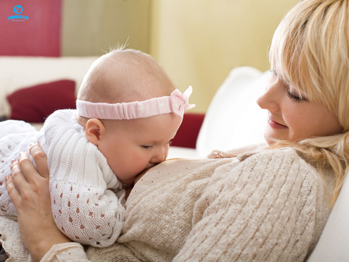 Tư thế ngả lưng giúp con bú đủ mẹ đúng cách Tư thế ngả lưng giúp con bú đủ mẹ đúng cách