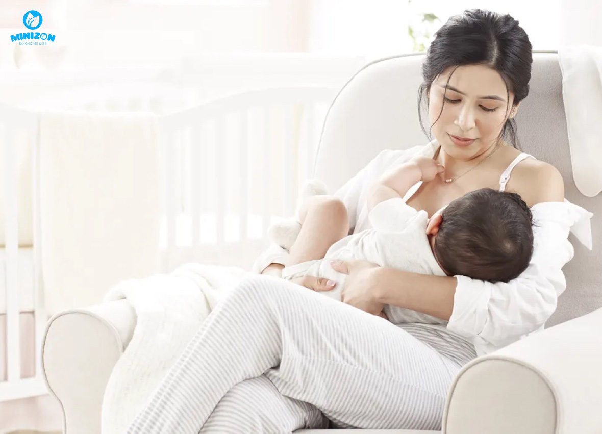 Tư thế ôm bóng bầu dục giúp con bú mẹ đúng cách Tư thế ôm bóng bầu dục giúp con bú mẹ đúng cách