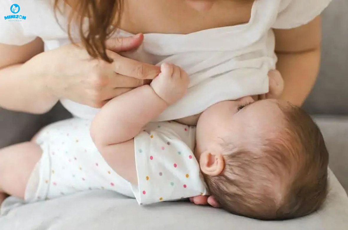 Tư thế tay nân ngực giúp con bú thoải mái Tư thế tay nân ngực giúp con bú thoải mái