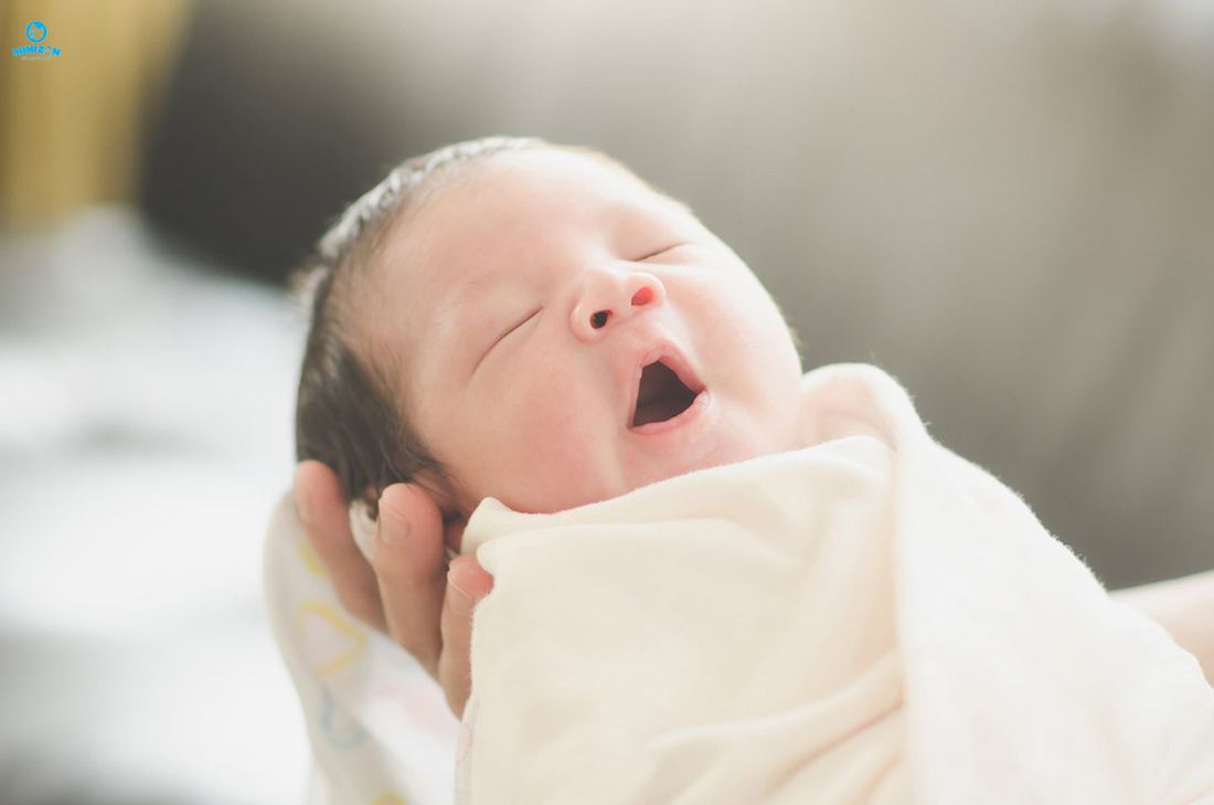 Ba mẹ giữ ấm tay chân cho bé Ba mẹ giữ ấm tay chân cho bé