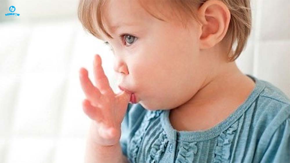 Bôi lên tay bé loại nước có vị bé không thích Bôi lên tay bé loại nước có vị bé không thích