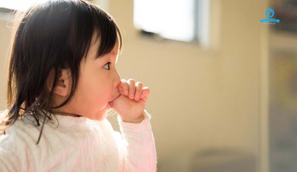 Các vấn đề về răng miệng tiềm ẩn từ việc ngậm tay Các vấn đề về răng miệng tiềm ẩn từ việc ngậm tay