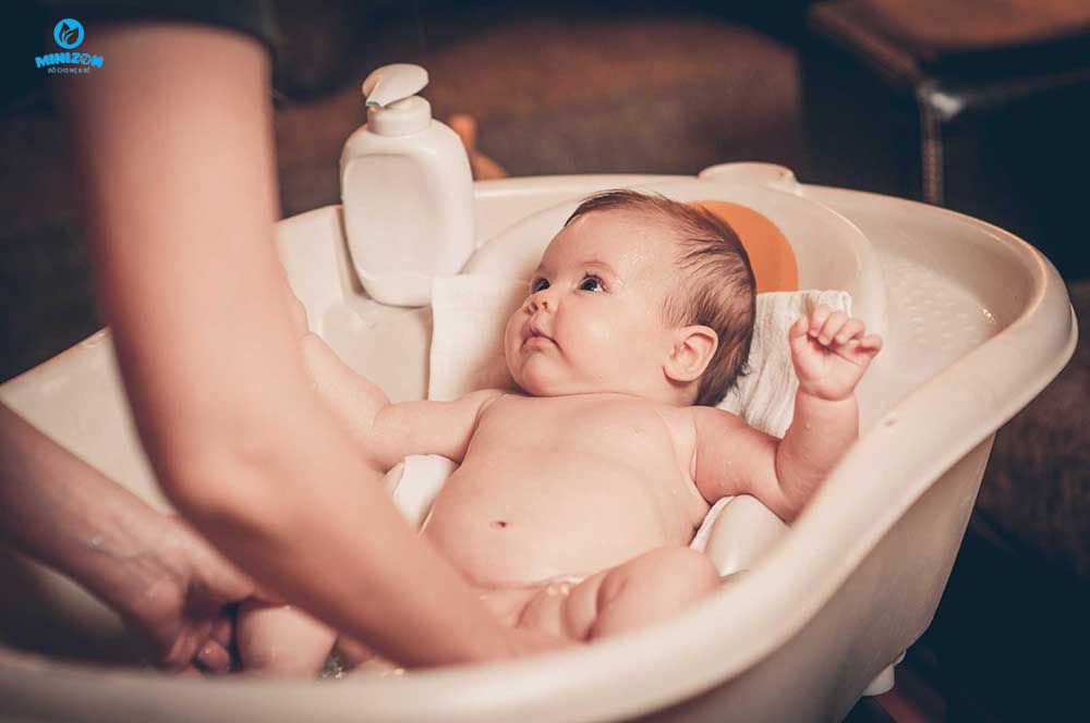 Cách vệ sinh vùng kín bé gái sơ sinh đúng cách Cách vệ sinh vùng kín bé gái sơ sinh đúng cách