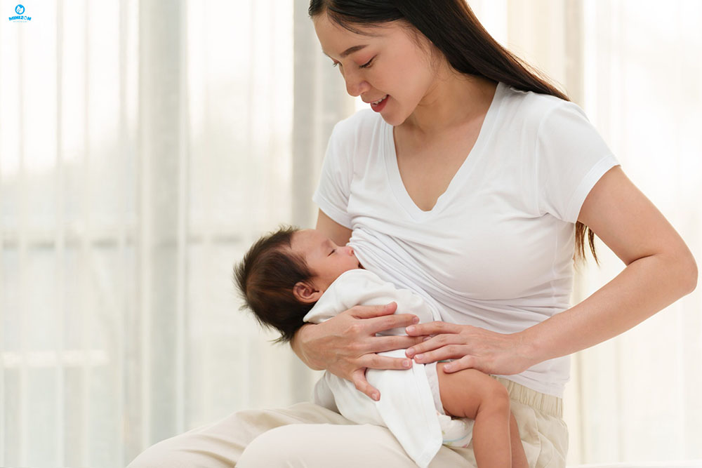 Cho trẻ nằm trên đùi Cho trẻ nằm trên đùi