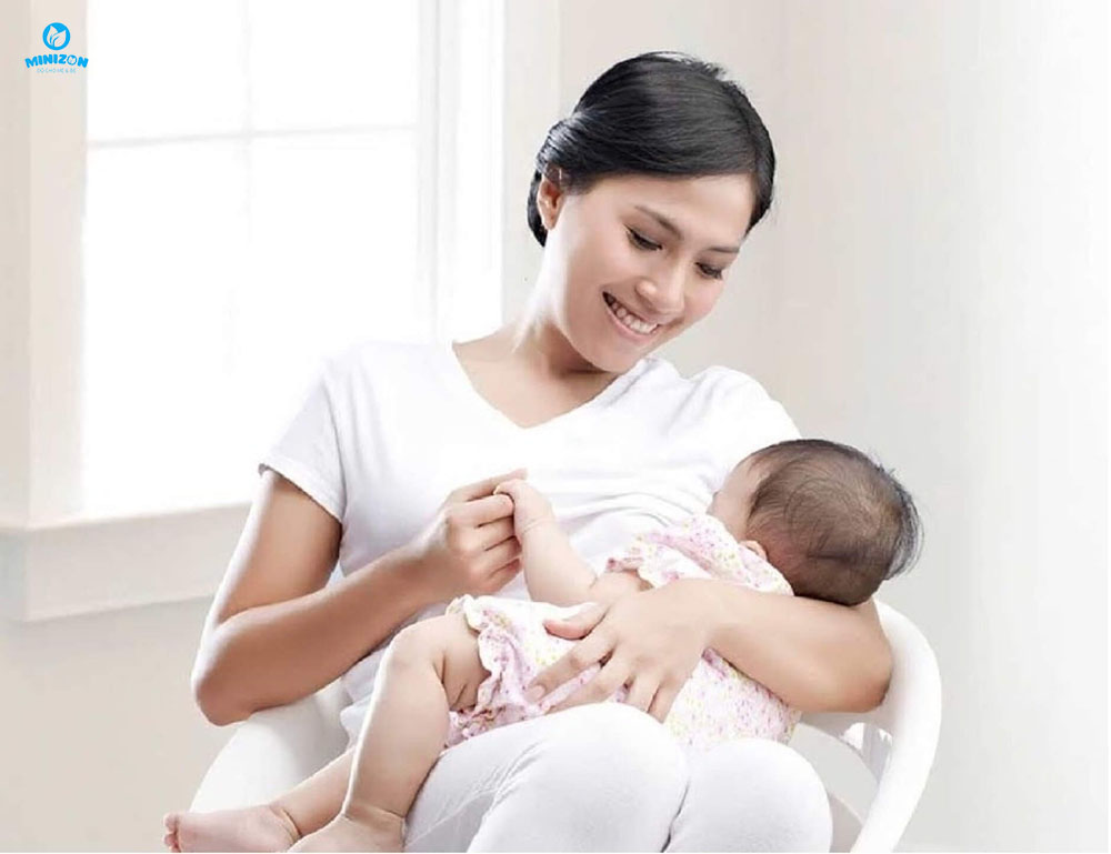 Cho trẻ ngồi vào lòng Cho trẻ ngồi vào lòng