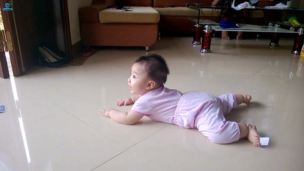 Dấu hiệu bé chuẩn bị biết tập bò sớm Dấu hiệu bé chuẩn bị biết tập bò sớm