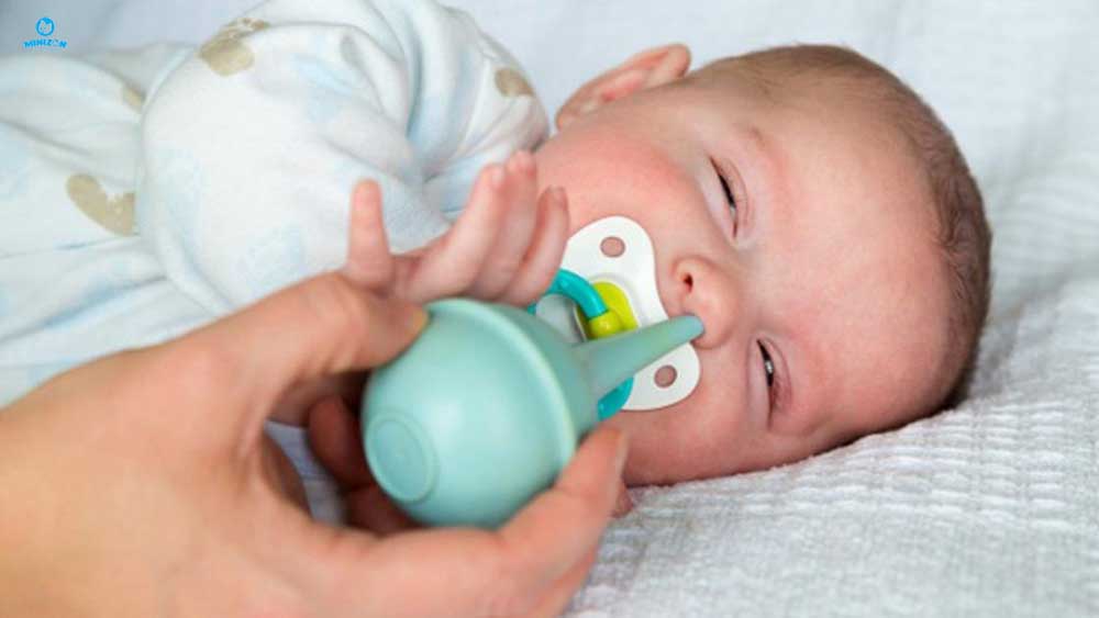 Hút mũi cho trẻ sơ sinh bằng ống bơm Hút mũi cho trẻ sơ sinh bằng ống bơm
