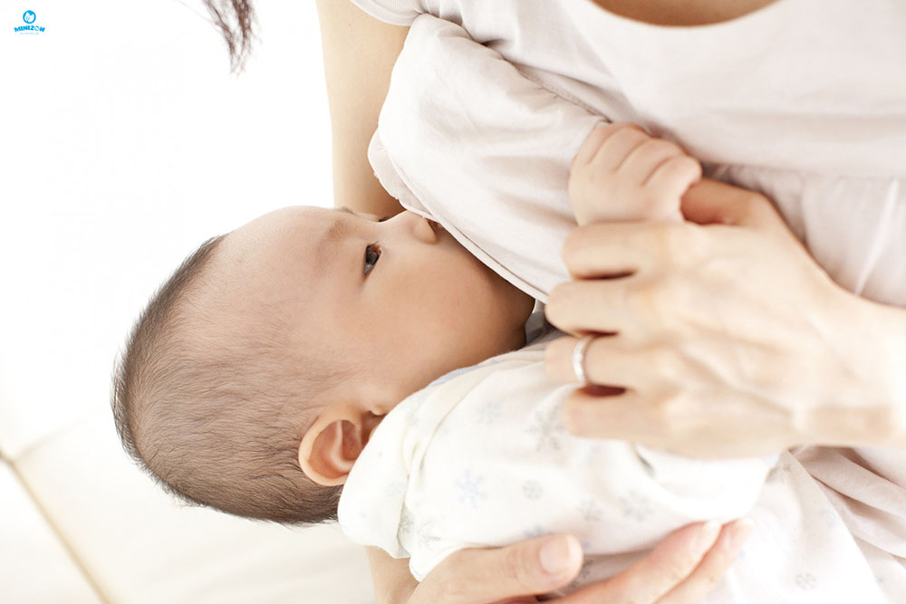 Nguyên nhân gây ra tình trạng bé vừa bú vừa ngủ là gì? Nguyên nhân gây ra tình trạng bé vừa bú vừa ngủ là gì?