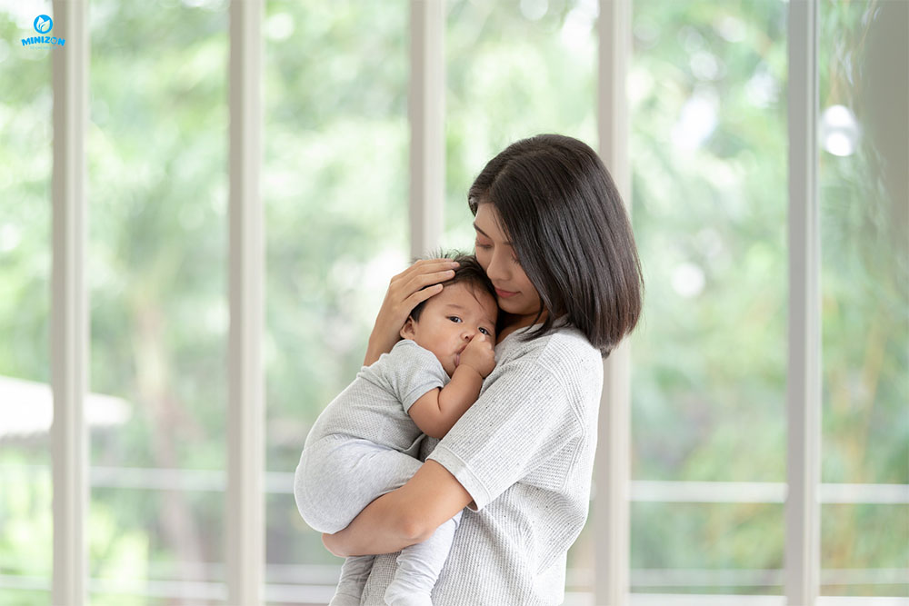 Ôm trẻ vào ngực Ôm trẻ vào ngực