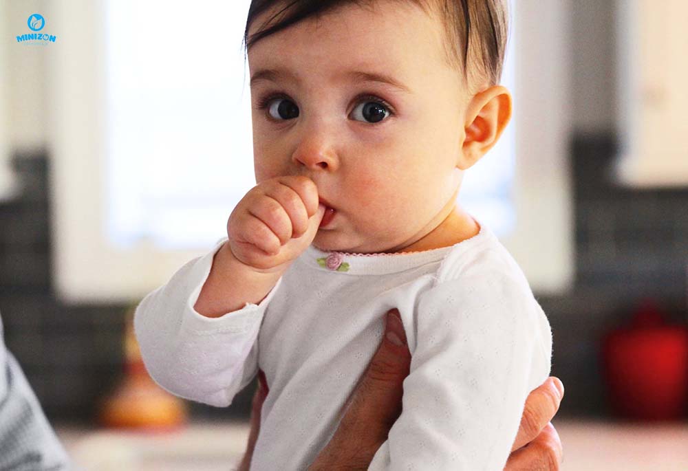 Tập cho bé ngừng mút tay ở nơi khác nhau Tập cho bé ngừng mút tay ở nơi khác nhau