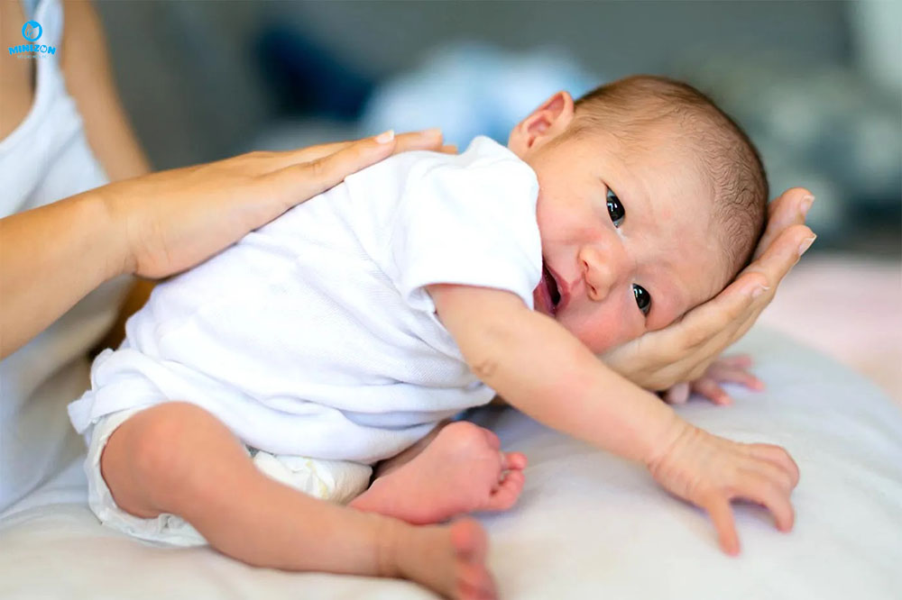 Thời điểm vỗ ợ hơi cho trẻ Thời điểm vỗ ợ hơi cho trẻ