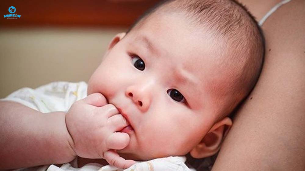 Trẻ sơ sinh mút tay có ảnh hưởng gì không? Trẻ sơ sinh mút tay có ảnh hưởng gì không?