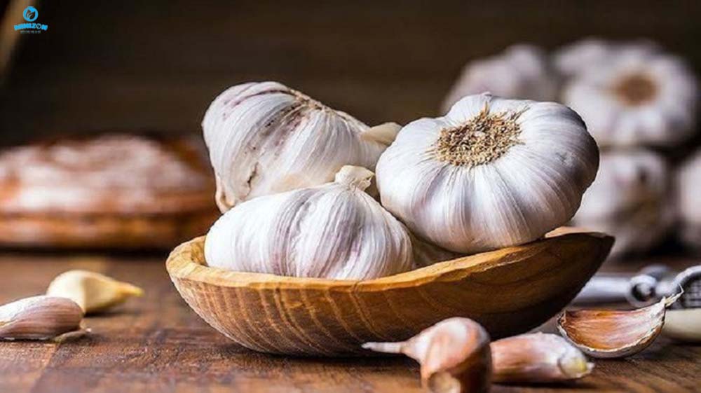 Treo tỏi trước cửa sổ hoặc đầu cũi của trẻ Treo tỏi trước cửa sổ hoặc đầu cũi của trẻ