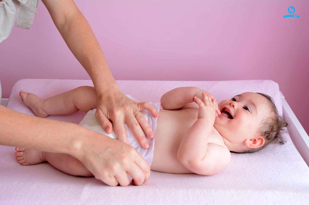 Vệ sinh vùng kín cho bé gái bằng sữa tắm