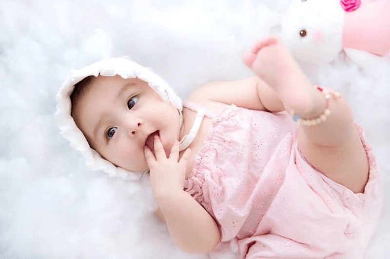 6.Ba mẹ không cần một mình xoay sở khi nuôi trẻ 5 tháng tuổi